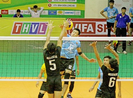 Pha tranh bóng trong trận tranh hạng ba của nam, CSHG Campuchia (áo đen) thắng XSKT Vĩnh Long 3-1.