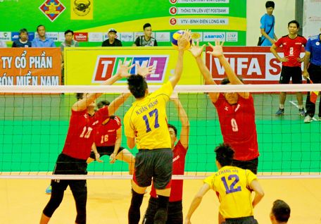  Pha tranh bóng trong trận chung kết của nam, TP Hồ Chí Minh (áo vàng) thắng Long An 3-0.