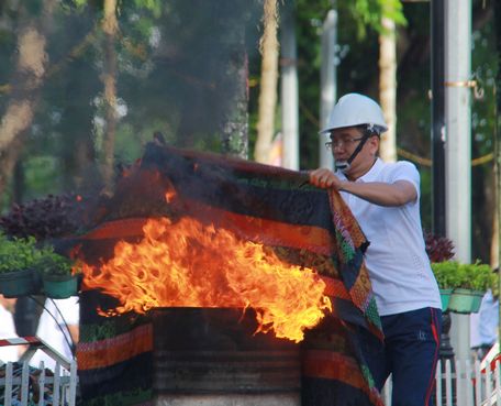 Dập tắt đám cháy.