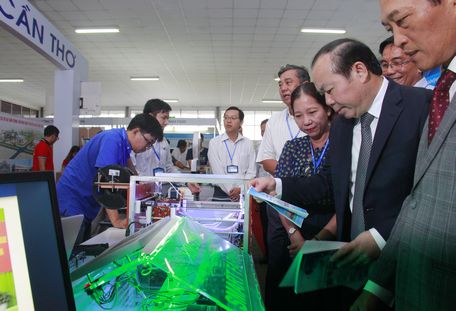 Đại biểu tham quan các gian hàng tại hội chợ triễn lãm.