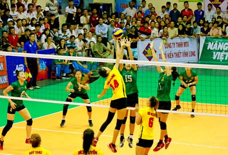  Khán giả đến sân quá tải trong trận chung kết giải nữ, VTV Bình Điền Long An (áo xanh) thắng Truyền hình Vĩnh Long 3-1.