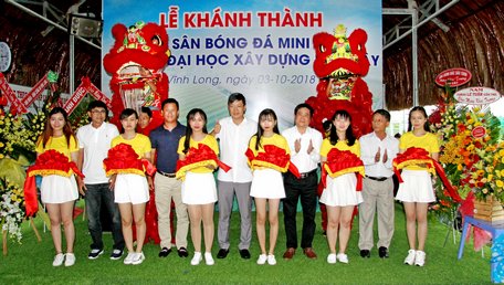  Lãnh đạo Trường ĐH Xây dựng Miền Tây cùng đại biểu cắt băng khai sân.