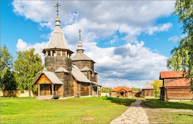 Thành phố Suzdal tọa lạc bên dòng sông Kamenka êm đềm, một nhánh của sông Nerli, Suzdal là một trong các thành phố Vành đai vàng của nước Nga. Suzdal nhỏ nhắn, yên ả với những hàng cây xanh mướt vào mùa hè. Đặc biệt, xe ngựa vẫn là phương tiện di chuyển phổ biến ở thành phố ngàn năm tuổi này. (Ảnh: Nostalgia)