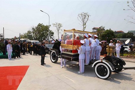  Đoàn xe tang đưa linh cữu nguyên Tổng Bí thư Đỗ Mười về tại quê nhà, khu Ma Vang, thôn 1, xã Đông Mỹ, huyện Thanh Trì, thành phố Hà Nội. (Ảnh: Doãn Tấn/TTXVN)