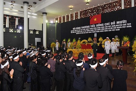 Gia quyến nguyên Tổng Bí thư Đỗ Mười chuẩn bị làm lễ truy điệu. (Ảnh; Minh Sơn/Vietnam+)