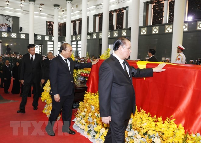 Nguyên Tổng Bí thư Nông Đức Mạnh, Thủ tướng Nguyễn Xuân Phúc, Thủ tướng Lào Thongloun Sisoulith và các đồng chí lãnh đạo, nguyên lãnh đạo Đảng, Nhà nước đi vòng quanh linh cữu lần cuối, vĩnh biệt đồng chí Đỗ Mười. (Ảnh: Trí Dũng/TTXVN)