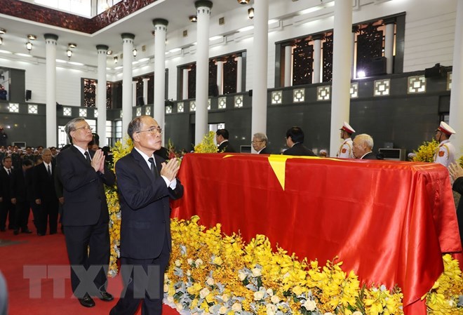 Nguyên Chủ tịch Quốc hội Nguyễn Sinh Hùng, Thường trực Ban Bí thư Trần Quốc Vượng và các đồng chí lãnh đạo, nguyên lãnh đạo Đảng, Nhà nước đi vòng quanh linh cữu lần cuối, vĩnh biệt đồng chí Đỗ Mười. (Ảnh: Trí Dũng/TTXVN)