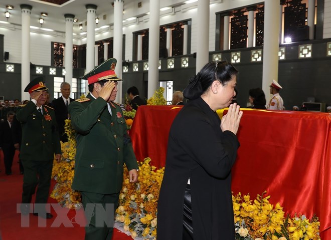  Phó Chủ tịch thường trực Quốc hội Tòng Thị Phóng, Bộ trưởng Quốc phòng Ngô Xuân Lịch, nguyên Bộ trưởng Quốc phòng Phạm Văn Trà đi vòng quanh linh cữu nguyên Tổng Bí thư Đỗ Mười lần cuối. (Ảnh: Trí Dũng/TTXVN)