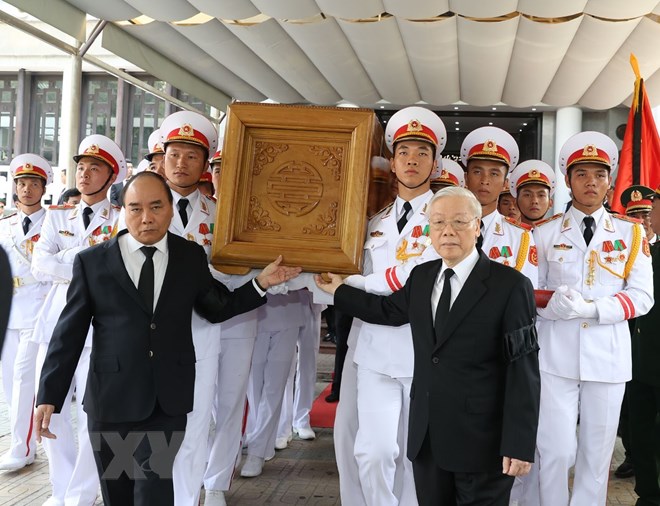  Tổng Bí thư Nguyễn Phú Trọng, Thủ tướng Nguyễn Xuân Phúc đưa linh cữu đồng chí Đỗ Mười ra xe tang. (Ảnh: Trí Dũng/TTXVN)