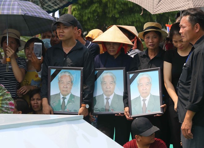  Người dân chờ đón linh cữu nguyên Tổng Bí thư Đỗ Mười tại quê nhà, khu Ma Vang, thôn 1, xã Đông Mỹ, huyện Thanh Trì, thành phố Hà Nội. (Ảnh: Doãn Tấn/TTXVN)