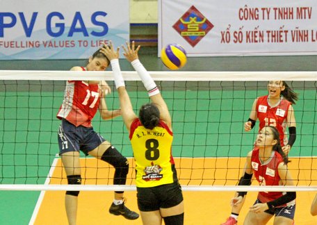 Pha tranh bóng trong trận Thông tin LienVietPostBank (áo đỏ) thắng Hóa chất Đức Giang Hà Nội 3-0.