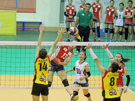 Pha tranh bóng trong trận Thông tin LienVietPostBank (áo đỏ) thắng Hóa chất Đức Giang Hà Nội 3-0.