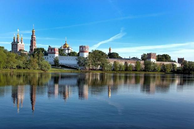 Tu viện Novodevichy là nơi ở của các quý phu nhân và các thành viên của gia tộc Tsar. Nghĩa trang trong tu viện cũng là nơi an nghỉ của một số thành viên trong gia đình hoàng gia.