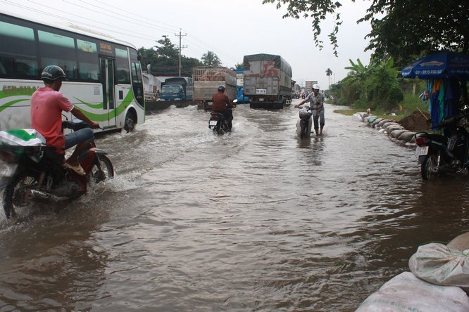 Một số người sau khi “dấn thân” vào đoạn ngập sâu thì ngao ngán quay lại bằng cách chạy ngược chiều để vòng qua bên kia lộ chạy… ngược chiều tiếp với hy vọng “đỡ ngập” hơn; có người tìm đường khác như chạy vòng vô hương lộ, tỉnh lộ…