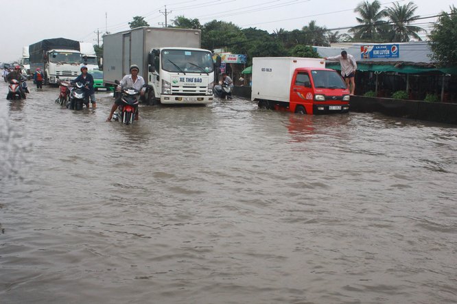 Nước ngập sâu quá nửa bánh xe nên hàng loạt xe chết máy. 