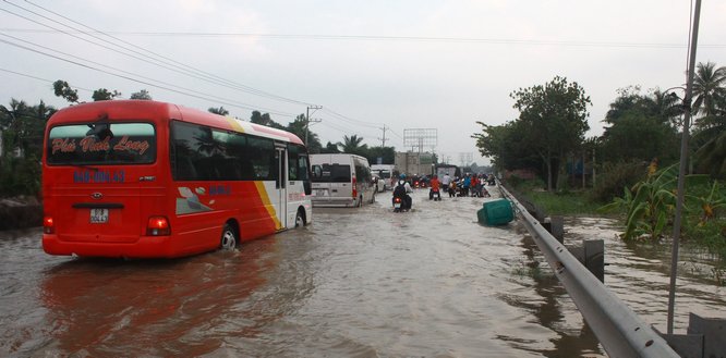 Nhiều đoạn QL thành… sông, thùng rác trôi linh binh.