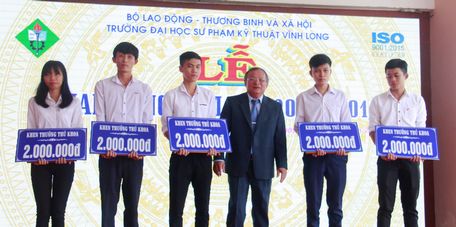 5 tân sinh viên có điểm thi cao nhất được trao học bổng nhân dịp này.