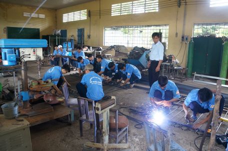 Tiết thực hành của sinh viên lớp hàn tiện Trường CĐ Nghề số 9.