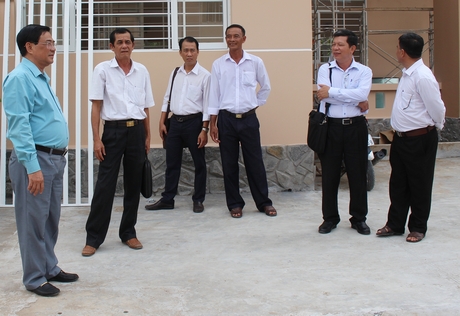 Phó Chủ tịch UBND tỉnh- Trần Hoàng Tựu (bìa trái) khảo sát thực tế tại Trung tâm Văn hóa Thể thao xã Xuân Hiệp.