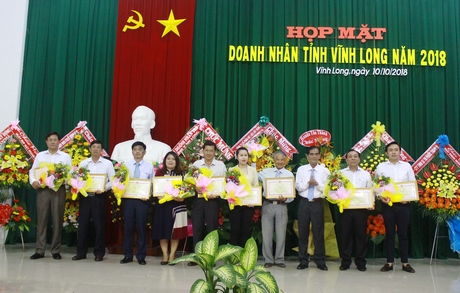 Dịp này, tỉnh trao bằng khen cho 27 doanh nhân tiêu biểu tỉnh Vĩnh Long năm 2018.