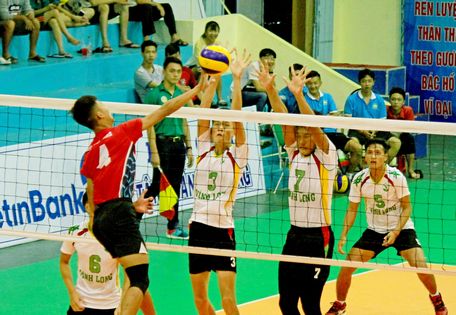 Pha tranh bóng trong trận XSKT Vĩnh Long (áo trắng) thắng Thể Công 3-1.