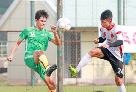 Pha tranh bóng trong trận Trẻ Long An (áo trắng) thắng Trẻ Vĩnh Long 3-2.