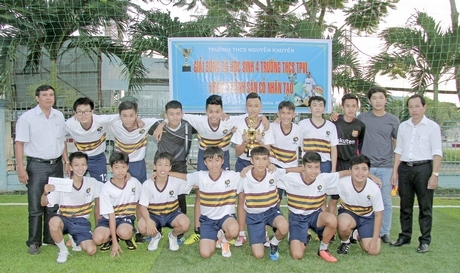 Đội Trường THCS Nguyễn Trường Tộ vô địch.