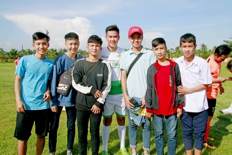 Các cầu thủ trẻ đến từ huyện Long Hồ được chụp ảnh với cầu thủ Lê Văn Hưng.