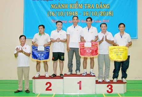 Trao giải cầu lông đôi nam.