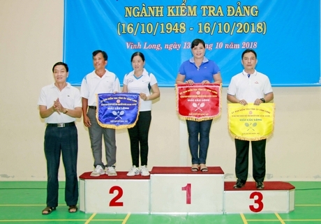Trao giải cầu lông đôi nam/nữ.