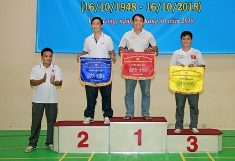 Trao giải kéo co nam.