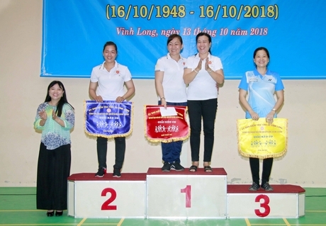 Trao giải kéo co nữ.