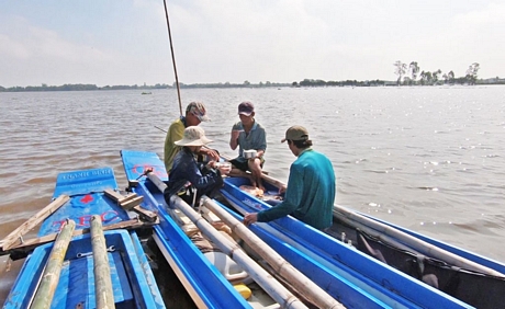 Vì phải đi từ sớm nên khi tìm được nơi đẩy côn, mọi người mới ăn sáng chuẩn bị cho một ngày mưu sinh