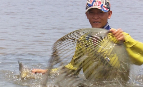 Khi phát hiện có cá chỉ cần đợi cho lớp bong bóng nước đó tan hết và có một vài bong bóng khác nổi lên thì dùng nơm nơm tại vị trí đó là sẽ bắt được cá