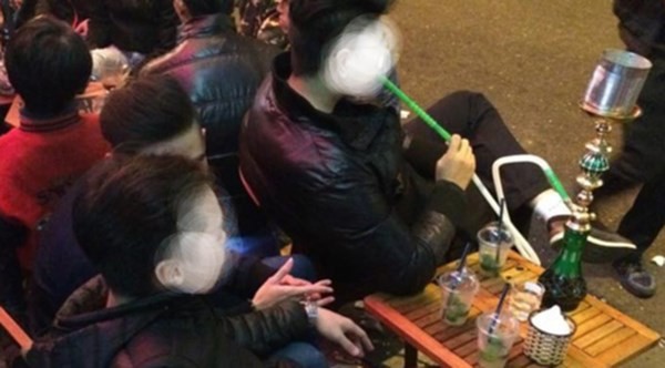 Những thanh niên hút shisha ngay trên hè phố.