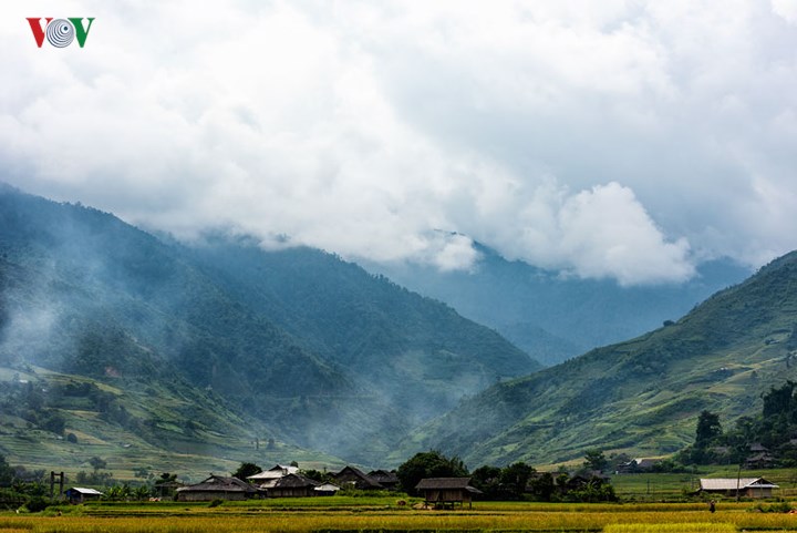 Nếu xuất phát từ Hà Nội, du khách có thể bắt xe giường nằm đến Mù Cang Chải, giá dao động từ 200-250 ngìn đồng/lượt. Buổi tối, du khách có thể nghỉ đêm tại các homestay tại bản Kim Nọi của người Thái (80 nghìn/người/đêm) hoặc các khách sạn ở trung tâm huyện Mù Cang Chải (300-400 nghìn/phòng/đêm).