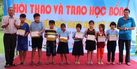 Trao học bổng cho học sinh nghèo hiếu học