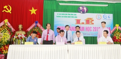 Dịp này, Trường CĐ Nghề Vĩnh Long tiếp tục ký kết ghi nhớ hợp tác với các doanh nghiệp.