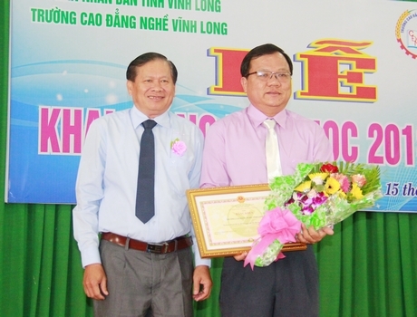 UBND tỉnh Vĩnh Long tặng bằng khen cho Trường CĐ Nghề Vĩnh Long “Đã hoàn thành tốt các giao ước, tiêu chí thi đau cụm, khối năm 2017”.
