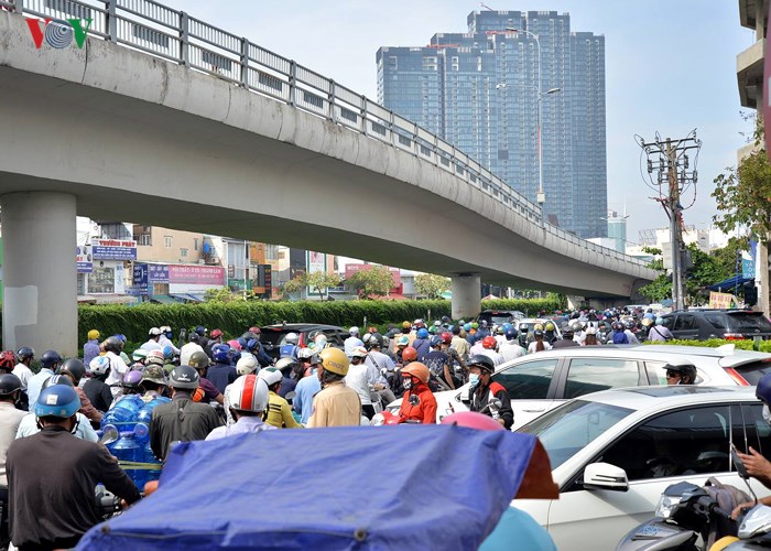 Do hầm Thủ Thiêm là con đường huyết mạch vào trung tâm giờ cao điểm khiến xe cộ hỗn loạn. Những con đường khác như Nguyễn Hữu Cảnh, Mai Chí Thọ kẹt xe nghiêm trọng.