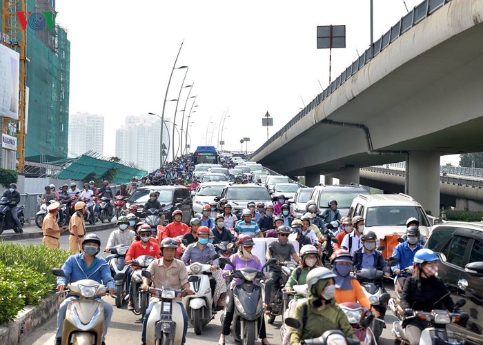 Đến 9h, nhiều tuyến đường ở Bình Thạnh như Nguyễn Hữu Cảnh, Ngô Tất Tố vẫn ùn tắc do lượng phương tiện đổ về đây quá đông.... Đặc biệt là đoạn chân cầu Thủ Thiêm và đường Nguyễn Hữu Cảnh.