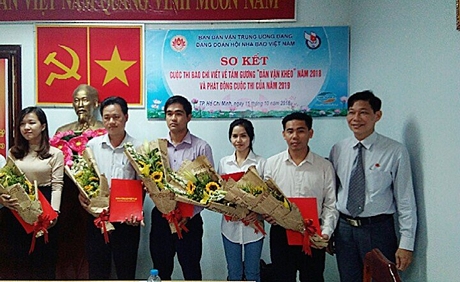 Trao chứng nhận cho các tác phẩm vào chung khảo.  