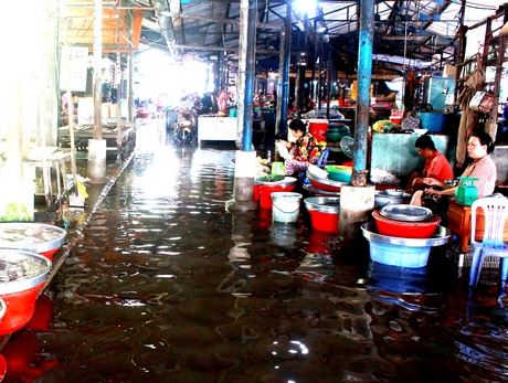 Chợ Cái Vồn ngập sâu.