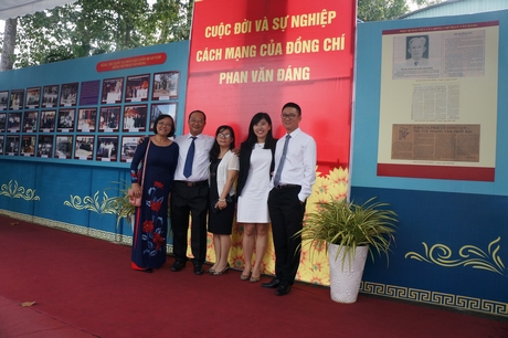 Con và cháu đồng chí Phan Văn Đáng tự hào khi xem những hình ảnh, tư liệu về người cha, ông đáng kính của mình tại triển lãm chuyên đề “Cuộc đời và sự nghiệp cách mạng của đồng chí Phan Văn Đáng” .