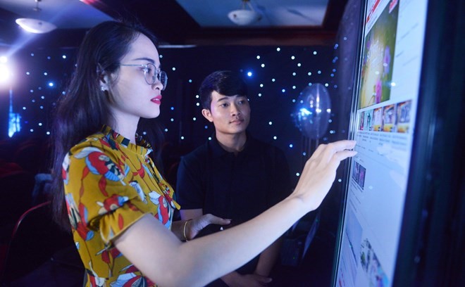 Bạn đọc trải nghiệm giao diện mới Tuổi Trẻ Online. (Nguồn: PV/Vietnam+)