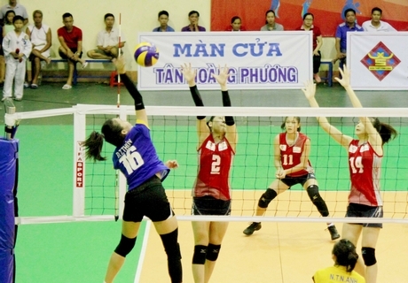 Pha tranh bóng trong trận bán kết 1 nữ- Ngân hàng Công thương (áo xanh) thắng Thông tin LienVietPostBank.