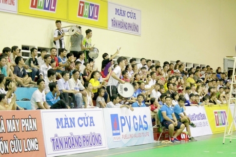 Người hâm mộ đến sân rất đông để cổ vũ cho các đội thi đấu.