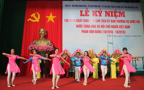 Các tiết mục văn nghệ với chủ đề “Phan Văn Đáng- Sáng mãi tên anh” trong lễ kỷ niệm.