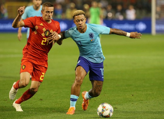 Memphis Depay (10 - Hà Lan) tranh chấp cùng Timothy Castagne