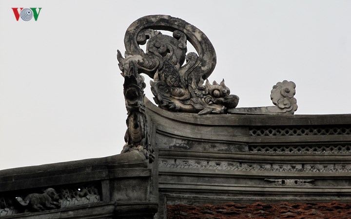 Nét tinh tế trong nghệ thuật điêu khắc ở đình Đình Bảng khiến bất cứ ai đến đây cũng phải khâm phục bàn tay tài hoa của cha ông. Ảnh: Một góc mái đình.